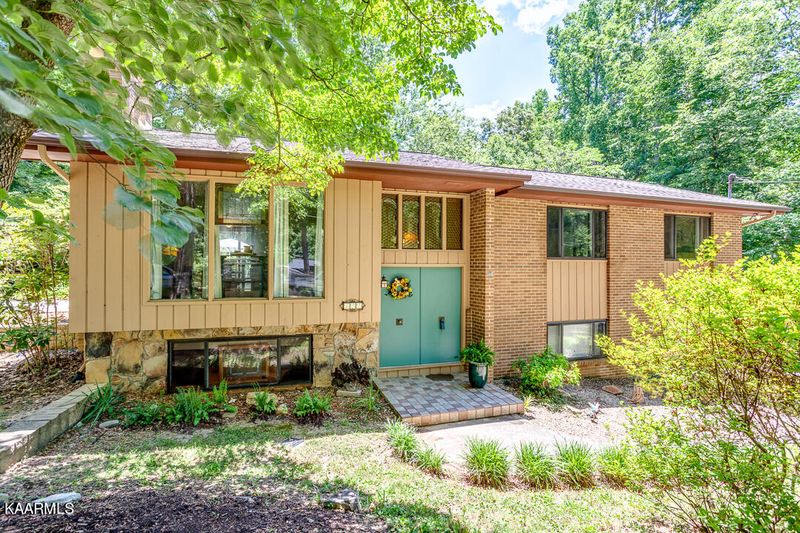 132 Nebraska Ave, Oak Ridge, TN 37830