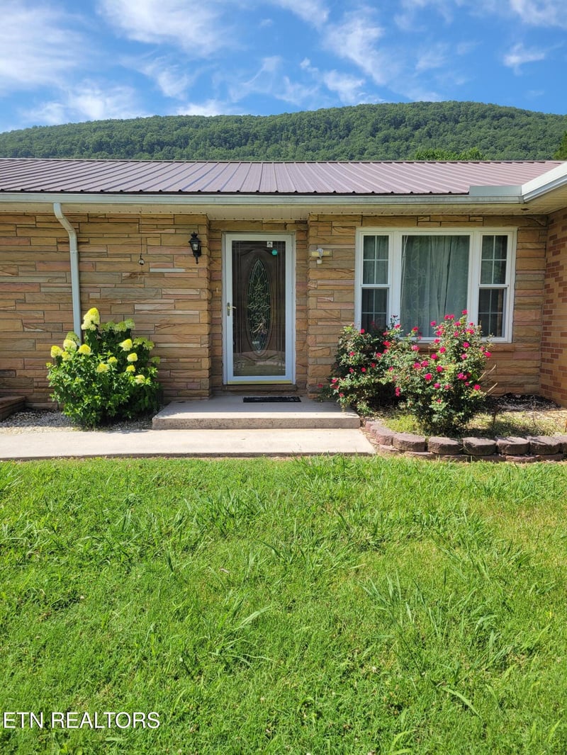 132 Ridgecrest Rd, Harriman, TN 37748