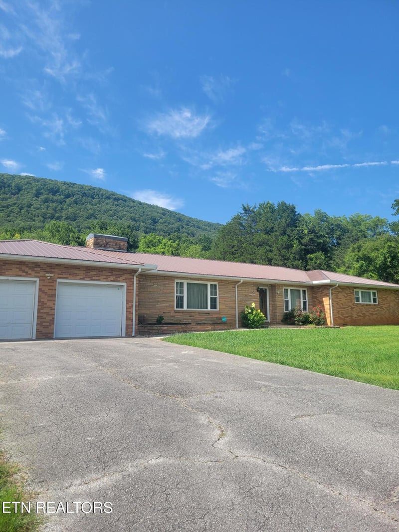 132 Ridgecrest Rd, Harriman, TN 37748