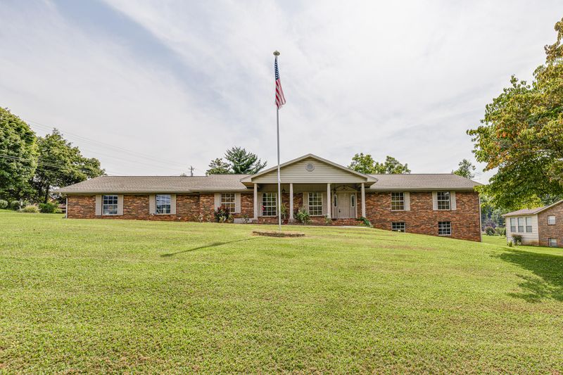 1320 Forest Dr, Morristown, TN 37814