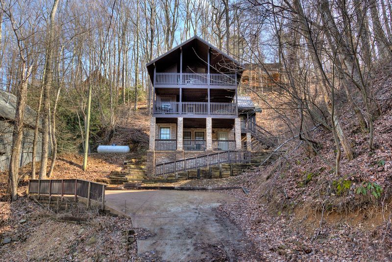 1322 N Baden Dr, Gatlinburg, TN 37738