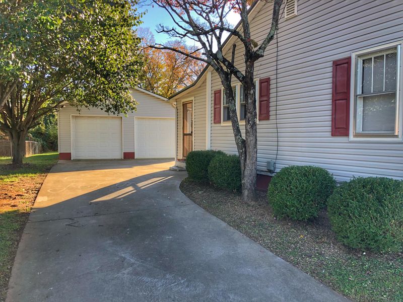 1323 S Easley Ct, Morristown, TN 37814