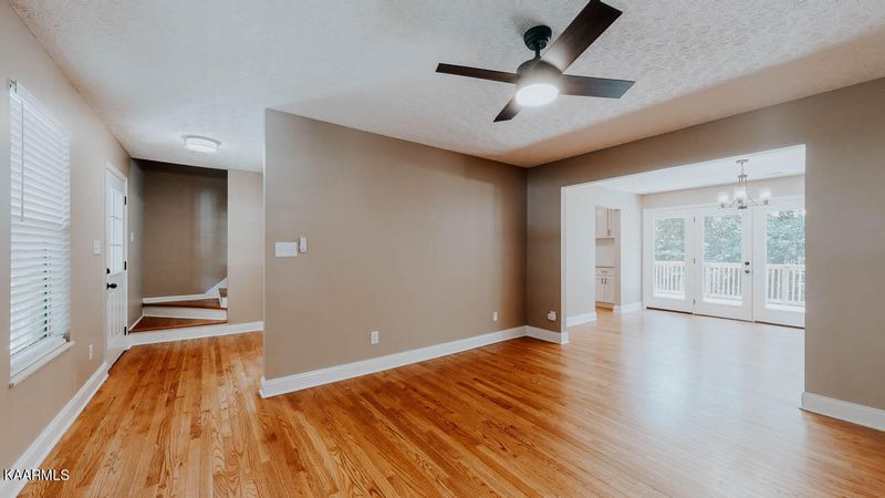 1324 E Woodshire Dr, Knoxville, TN 37922