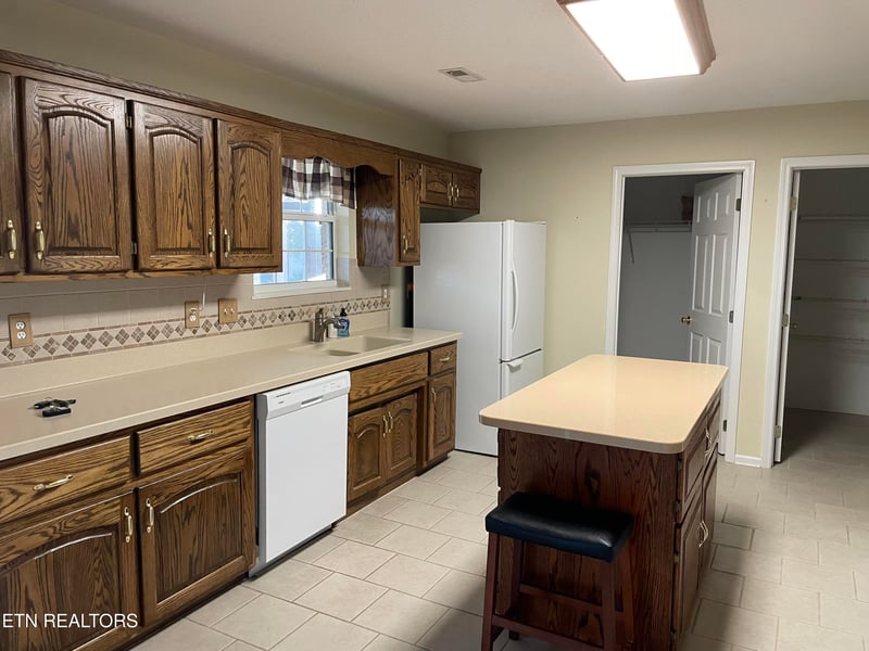 1324 Prairie Pl, Greenback, TN 37742