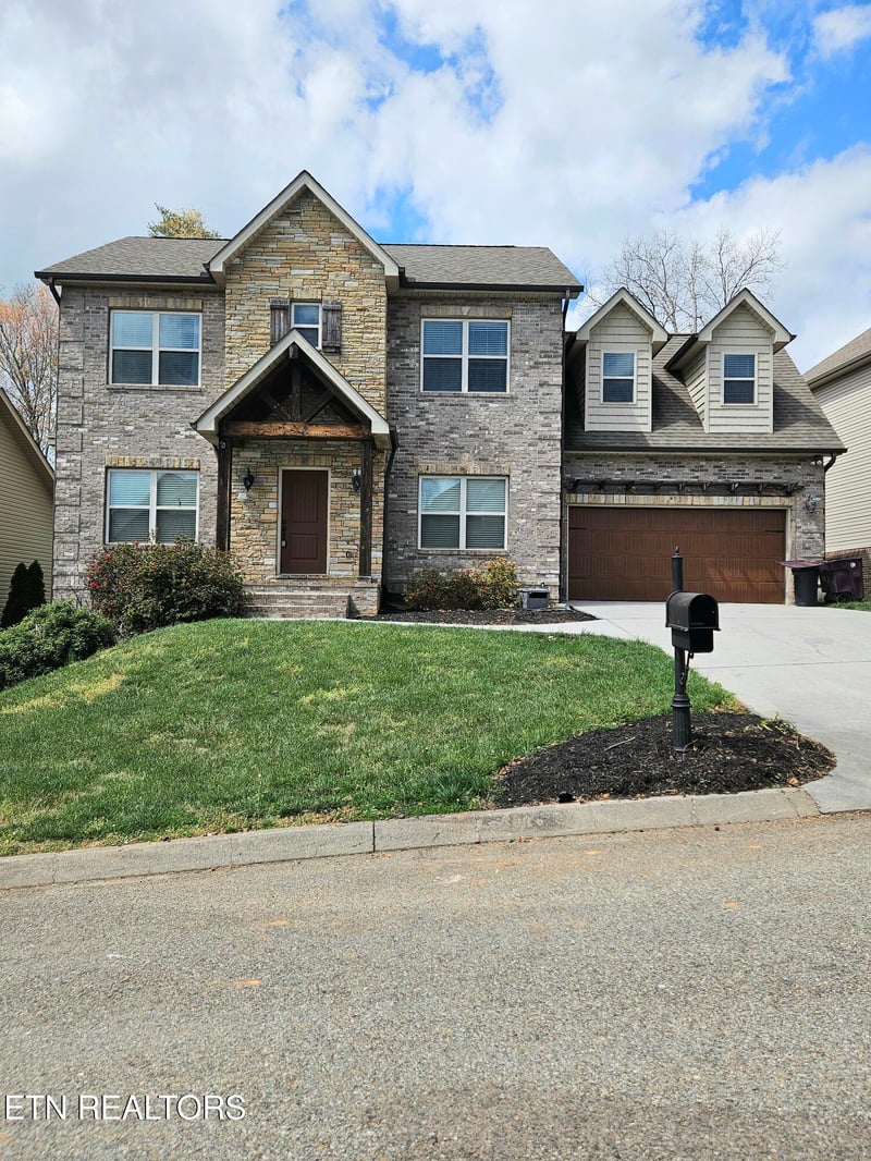 1325 Sloping Hill Ln, Knoxville, TN 37931
