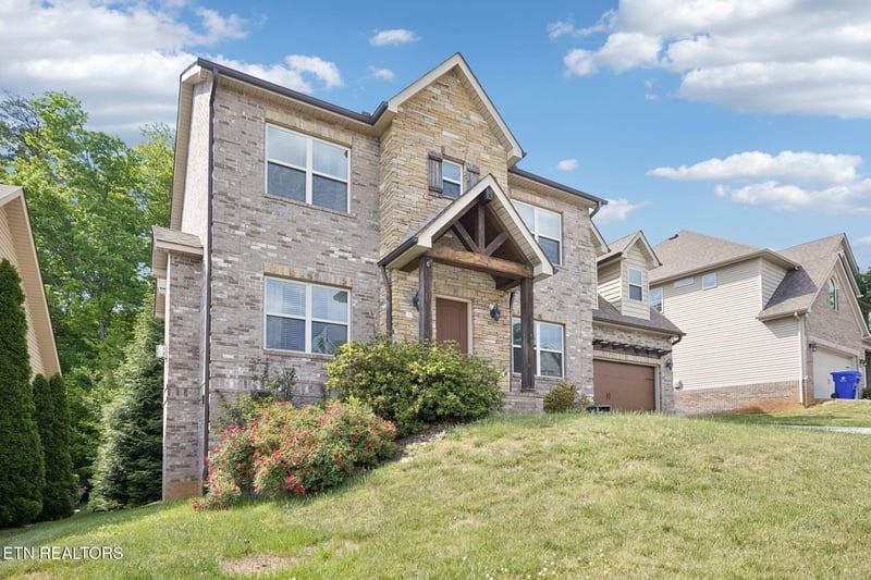 1325 Sloping Hill Ln, Knoxville, TN 37931