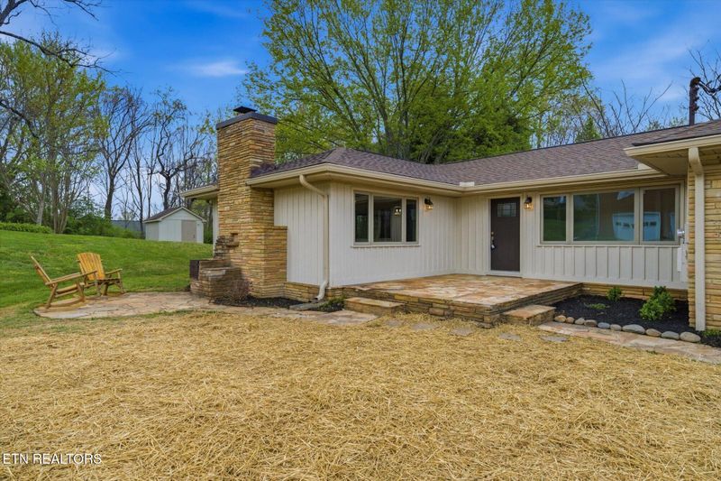 1327 N Briscoe Cir, Knoxville, TN 37912