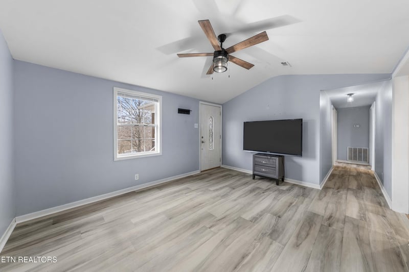 1327 Pinecrest Rd, Jacksboro, TN 37757