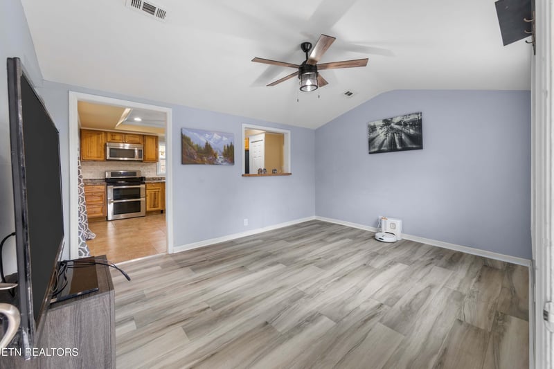 1327 Pinecrest Rd, Jacksboro, TN 37757