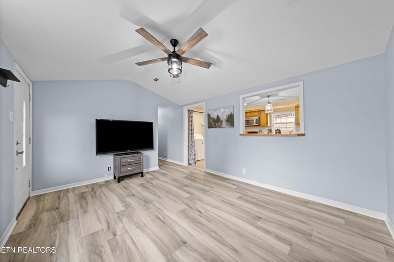 1327 Pinecrest Rd, Jacksboro, TN 37757