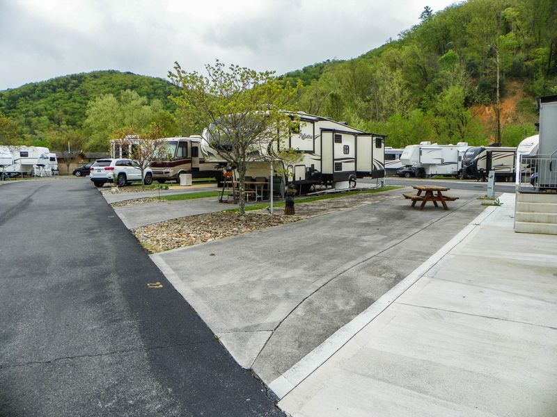 1327 Wears Valley Rd, Pigeon Forge, TN 37863