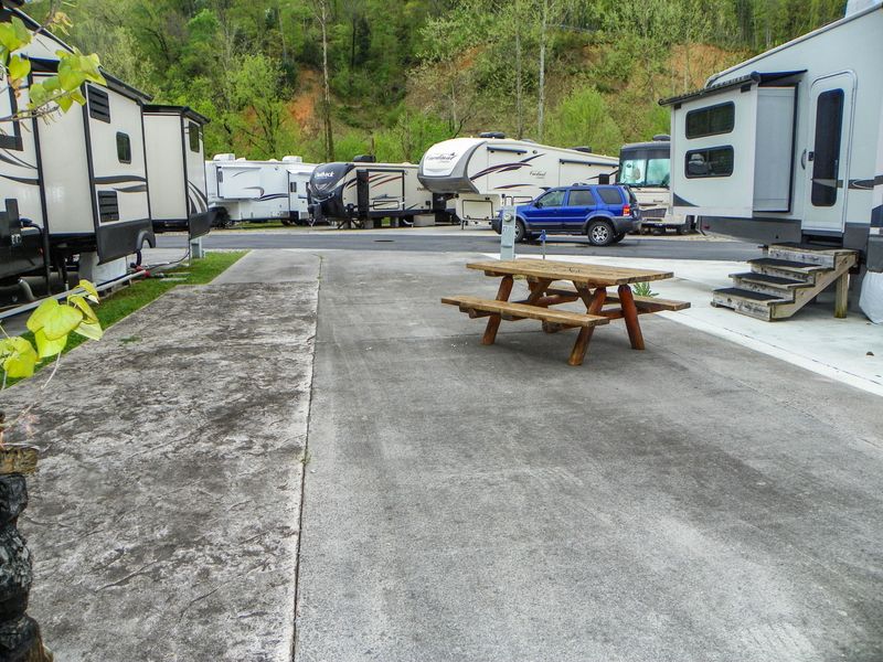 1327 Wears Valley Rd, Pigeon Forge, TN 37863