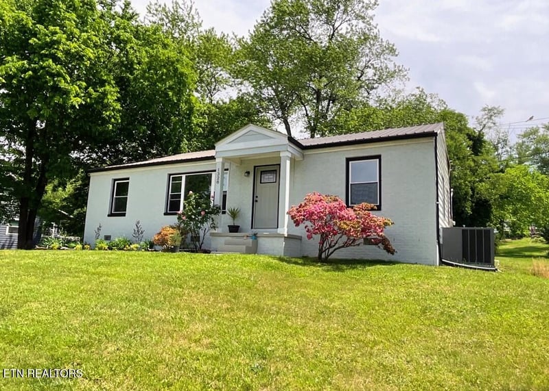 1328 Byrd Cir, Kingston, TN 37763