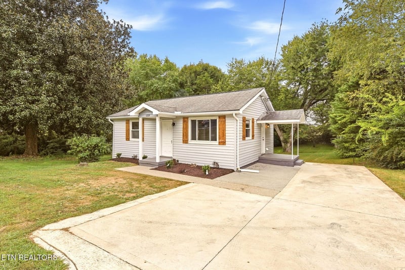 1329 Francis Rd, Knoxville, TN 37909