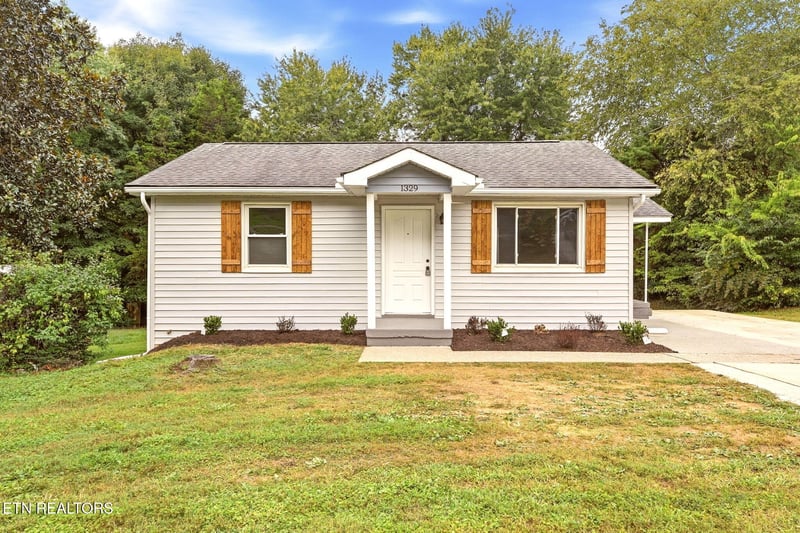 1329 Francis Rd, Knoxville, TN 37909