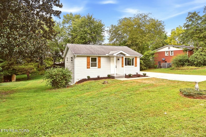 1329 Francis Rd, Knoxville, TN 37909
