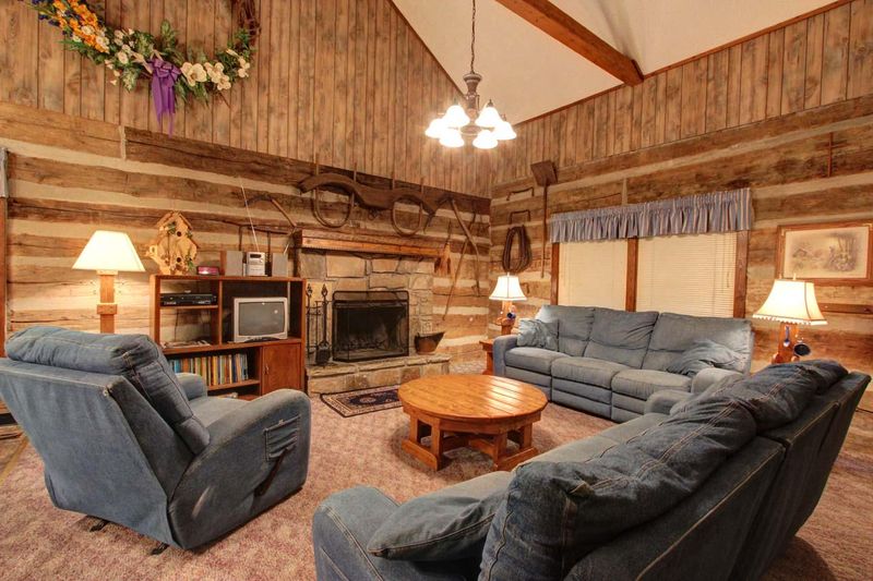 1329 N Baden Dr, Gatlinburg, TN 37738
