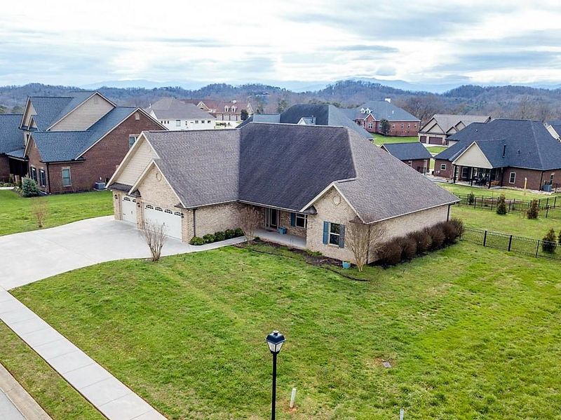 1329 Rippling Waters Cir, Sevierville, TN 37876