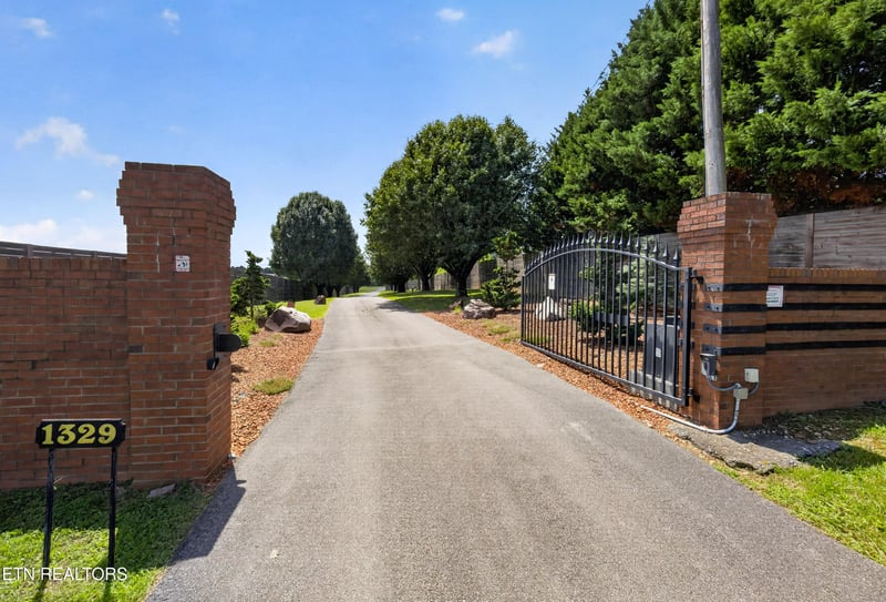 1329 W Hunt Rd, Maryville, TN 37801