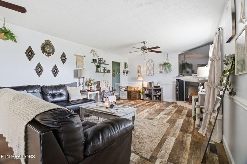 133 Crescent Ln, Jacksboro, TN 37757