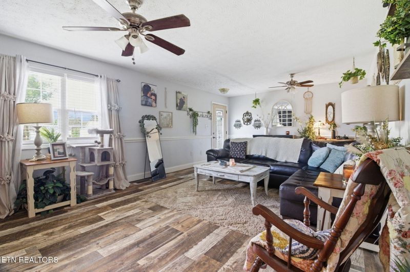 133 Crescent Ln, Jacksboro, TN 37757