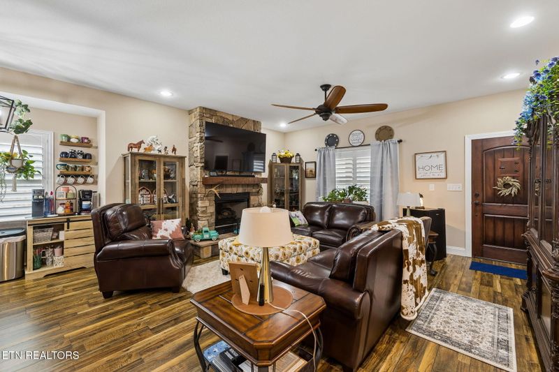 133 Ivy Ln, Helenwood, TN 37755