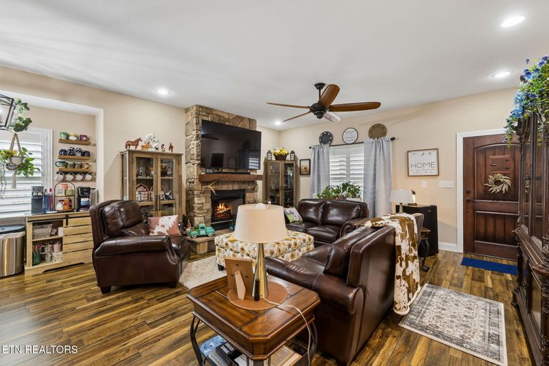 133 Ivy Ln, Helenwood, TN 37755