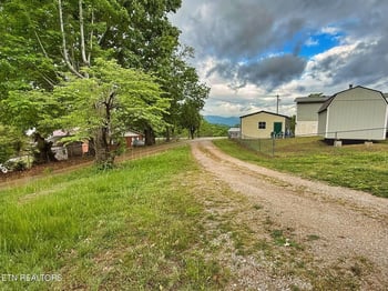 1333 Pinecrest Rd, Jacksboro, TN 37757