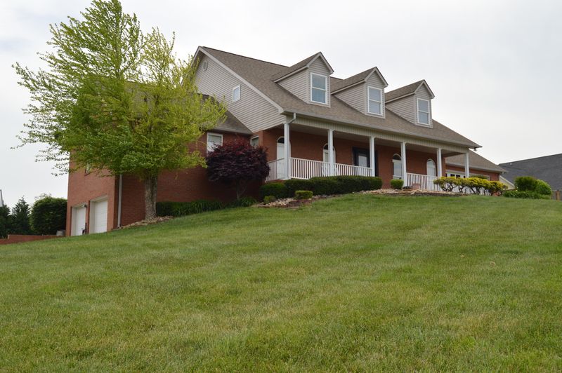 1336 River Run Cir, Sevierville, TN 37876