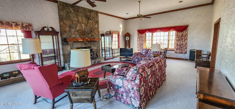 1338 N Shorewood Dr, Caryville, TN 37714