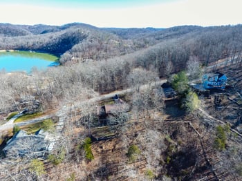 1338 N Shorewood Dr, Caryville, TN 37714