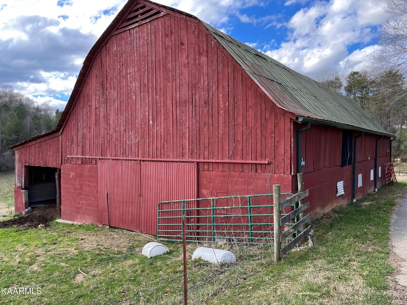 134 Old Pinecrest Ln, Jacksboro, TN 37757