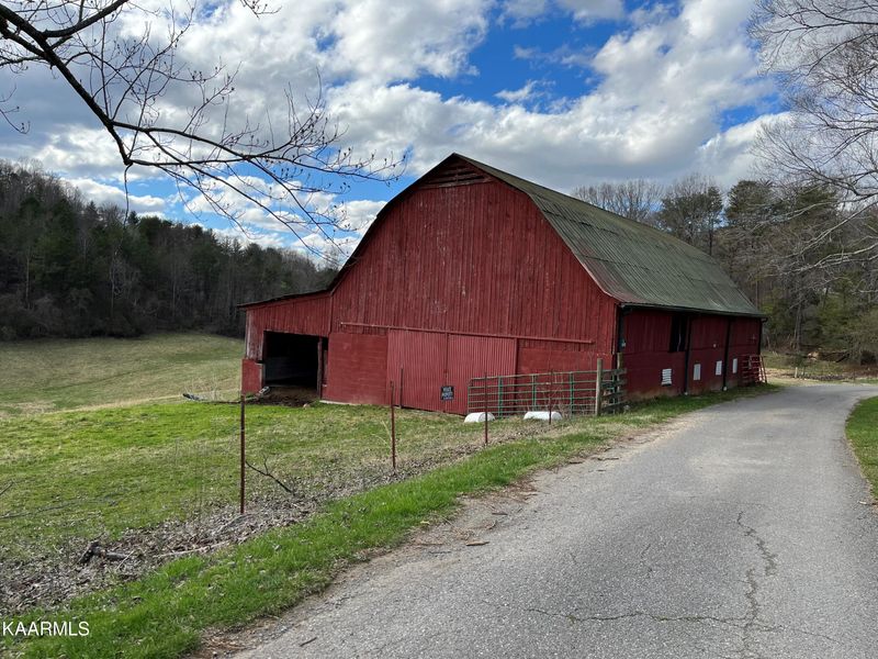 134 Old Pinecrest Ln, Jacksboro, TN 37757