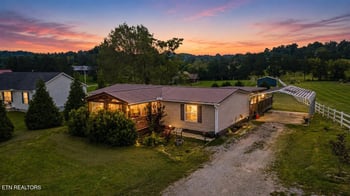 1349 Towe String Rd, Jacksboro, TN 37757