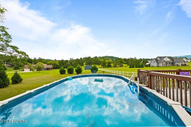 1349 Towe String Rd, Jacksboro, TN 37757