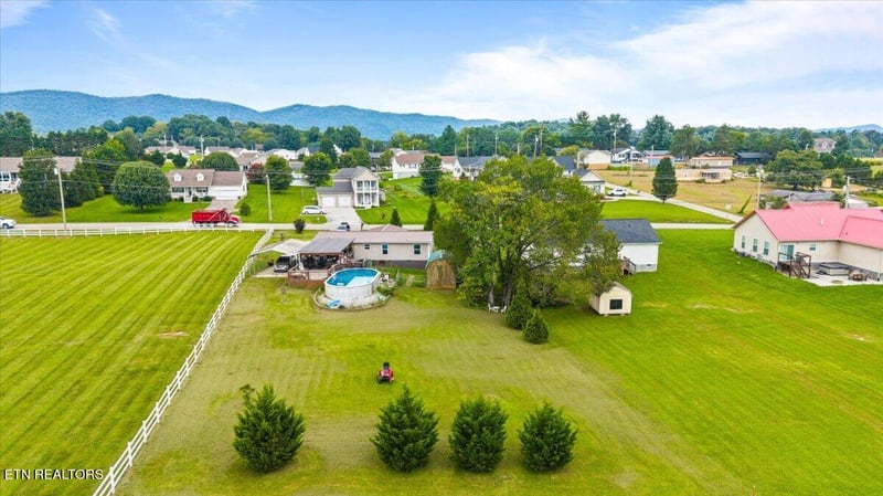 1349 Towe String Rd, Jacksboro, TN 37757