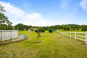 1349 Towe String Rd, Jacksboro, TN 37757