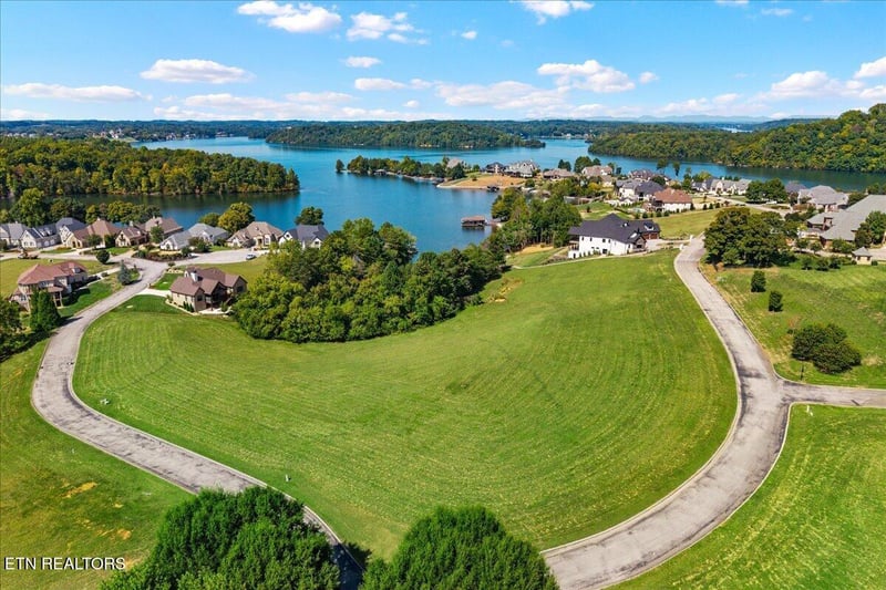 135 Amblecrest Dr, Vonore, TN 37885