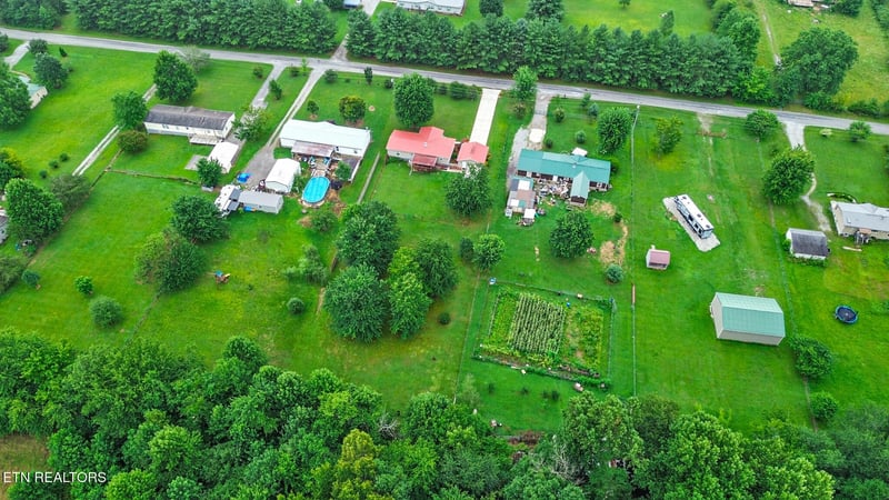 135 Caney Creek Dr, Crossville, TN 38571