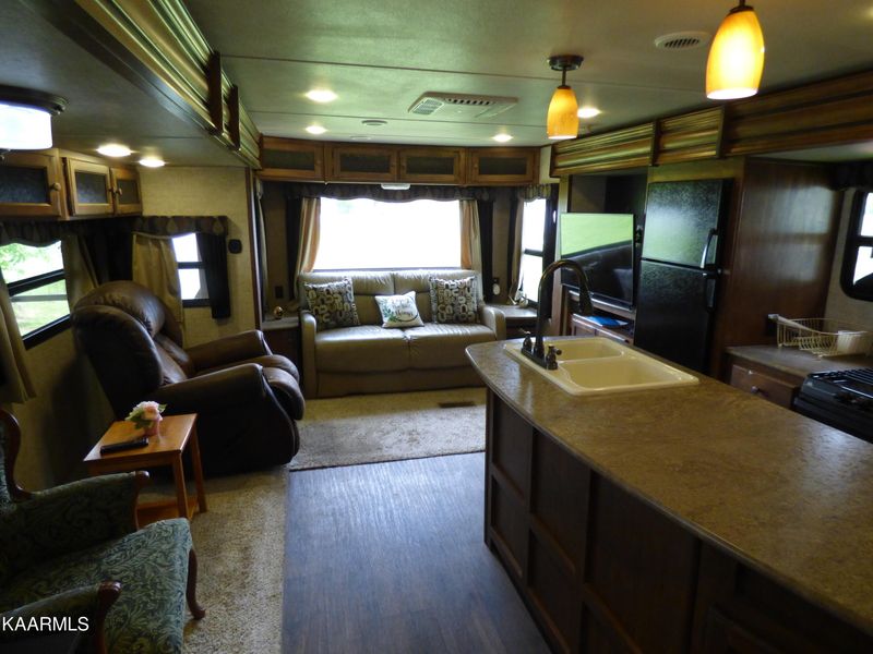 135 Comanche Tr, Crossville, TN 38572