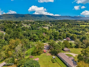 135 Gamble Ln, Lafollette, TN 37766