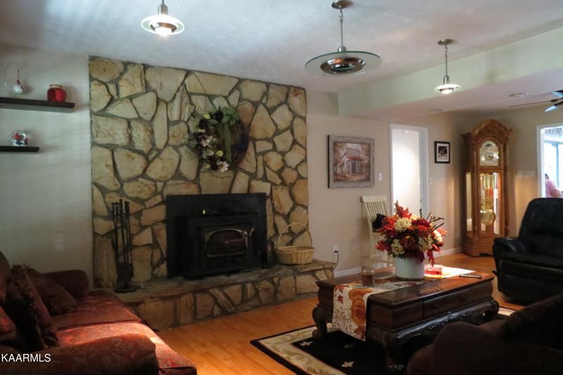 135 Greystone Dr, Oak Ridge, TN 37830