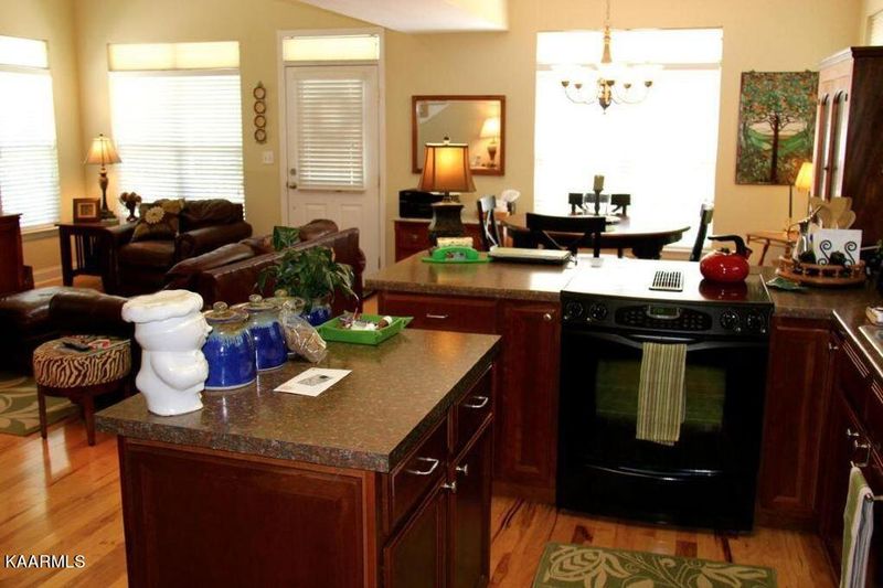 135 Manhattan Ave, Oak Ridge, TN 37830