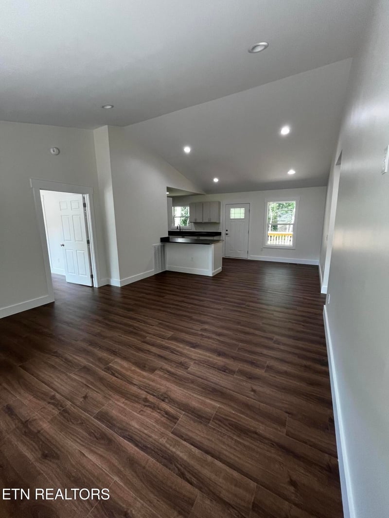 135 Peachtree Dr, Crossville, TN 38555