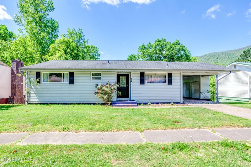 135 Upper Airbase Ln, Briceville, TN 37710