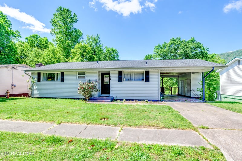135 Upper Airbase Ln, Briceville, TN 37710