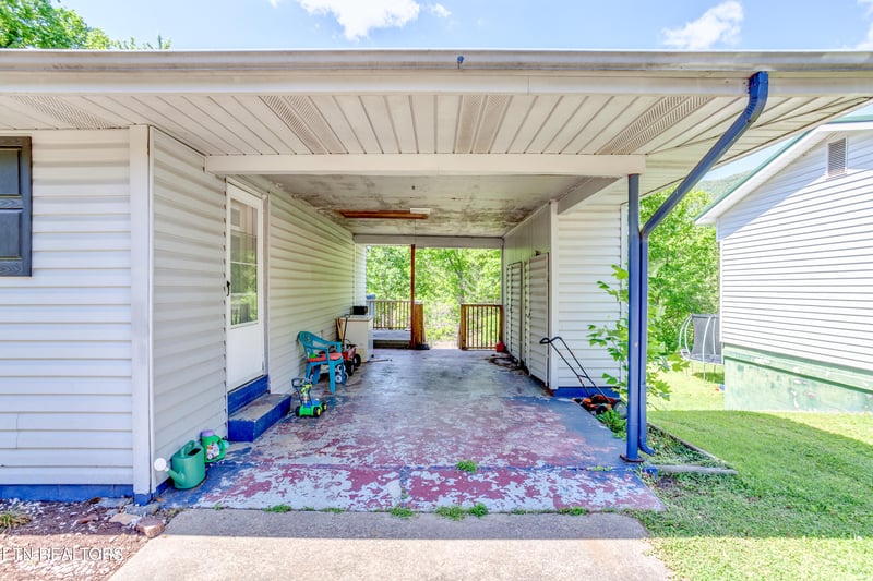 135 Upper Airbase Ln, Briceville, TN 37710
