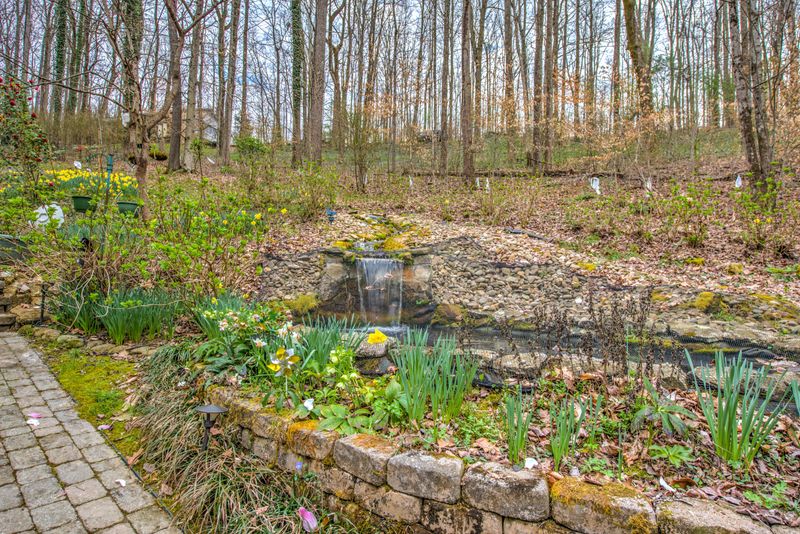 135 Whittier Ln, Oliver Springs, TN 37840