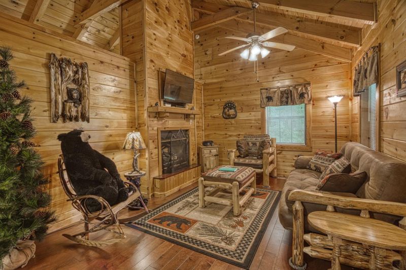 1350 Creek Side Dr, Sevierville, TN 37876