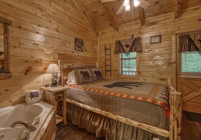 1352 Creek Side Dr, Sevierville, TN 37876